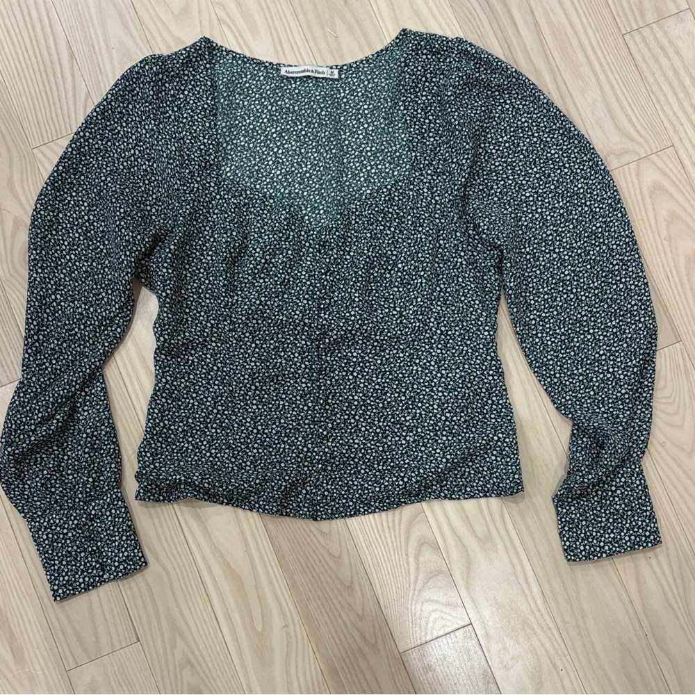Beautiful dark gren floral button front flounce sleeve A&F Blouse-Womens Med.